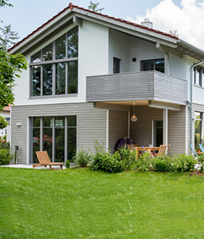 Terrassenansicht eines zweigeschossigen Bungalow im Kubus-Stil